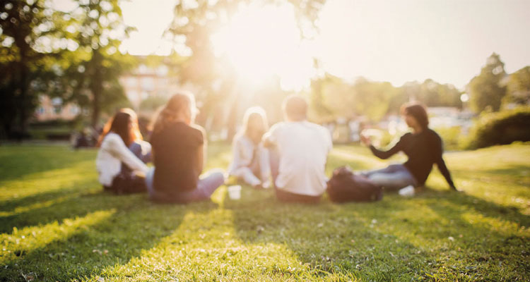 Personer sitter i en park