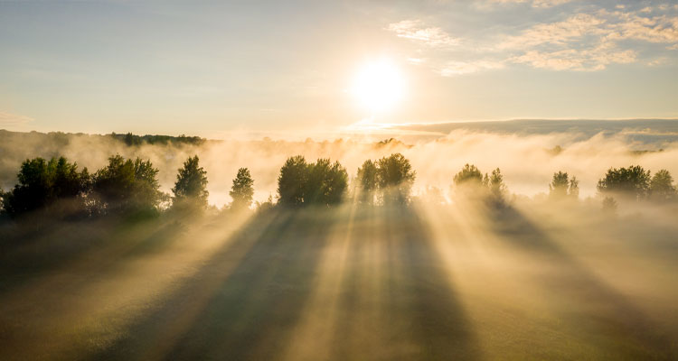 Soluppgång över ett landskap