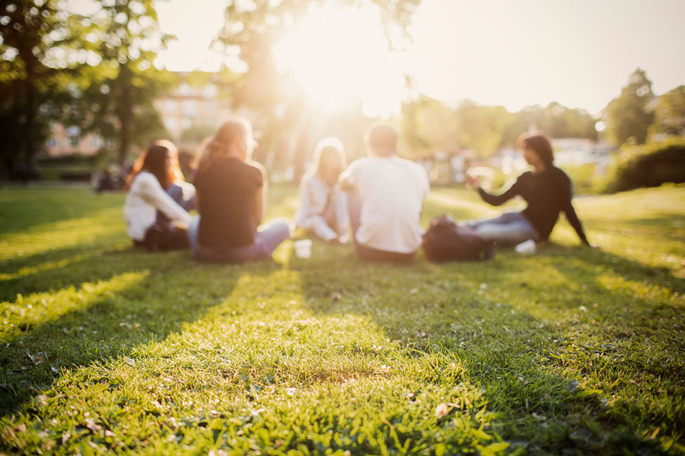 Ungdomar hänger i en park