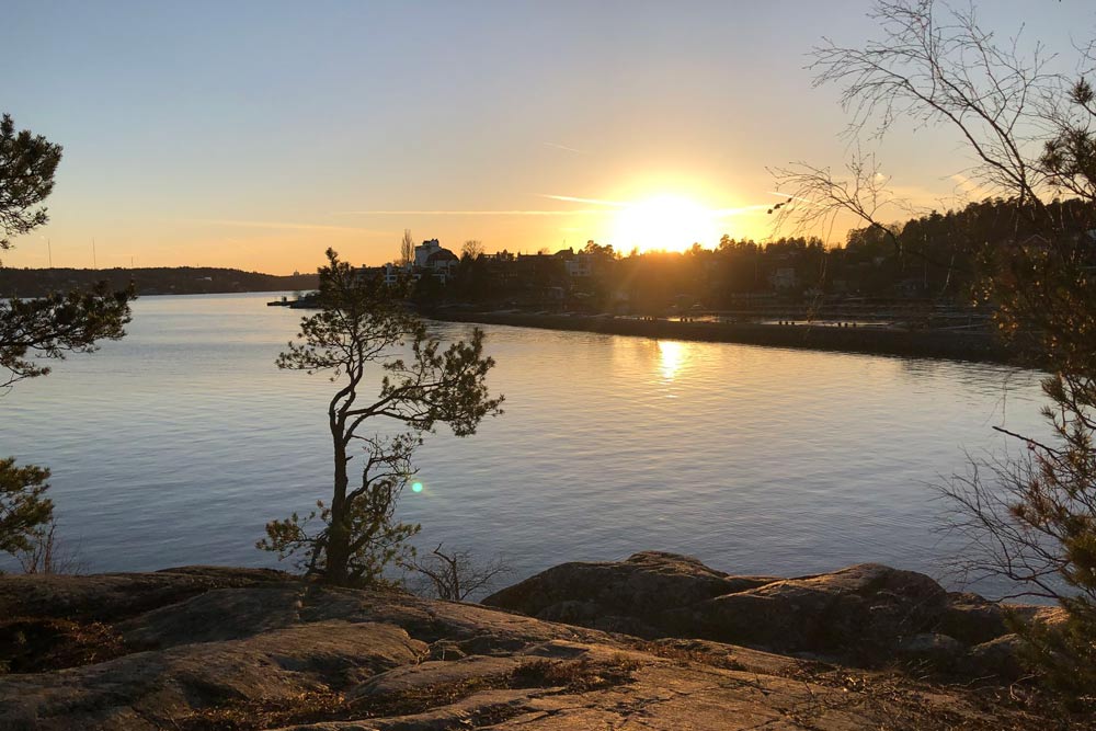 En fin solnedgång som speglar i havet.